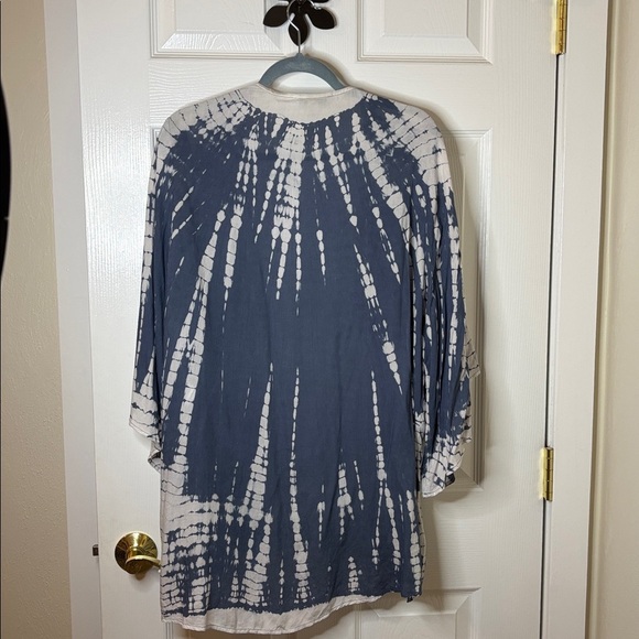 American Eagle Outfitters Blue and White Patterned Kimono 33” long Open & Flows - Picture 6 of 8